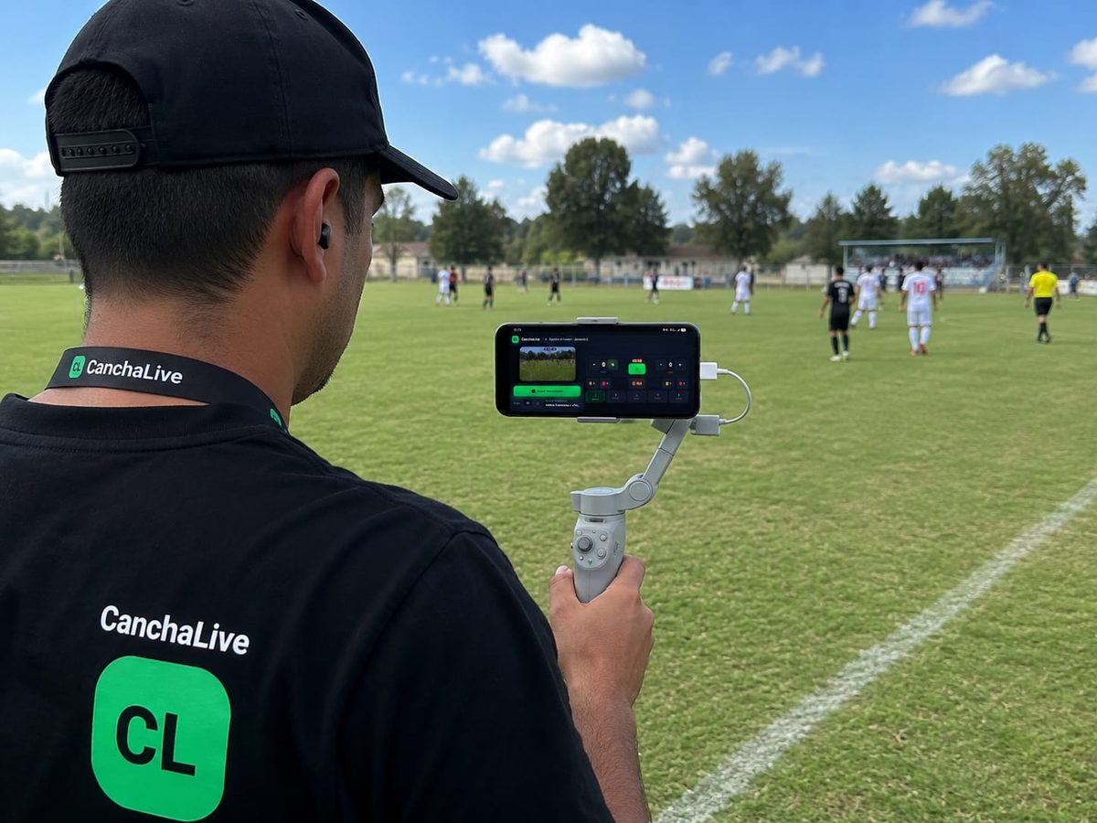 Productor transmitiendo fútbol desde la cancha con CanchaLive